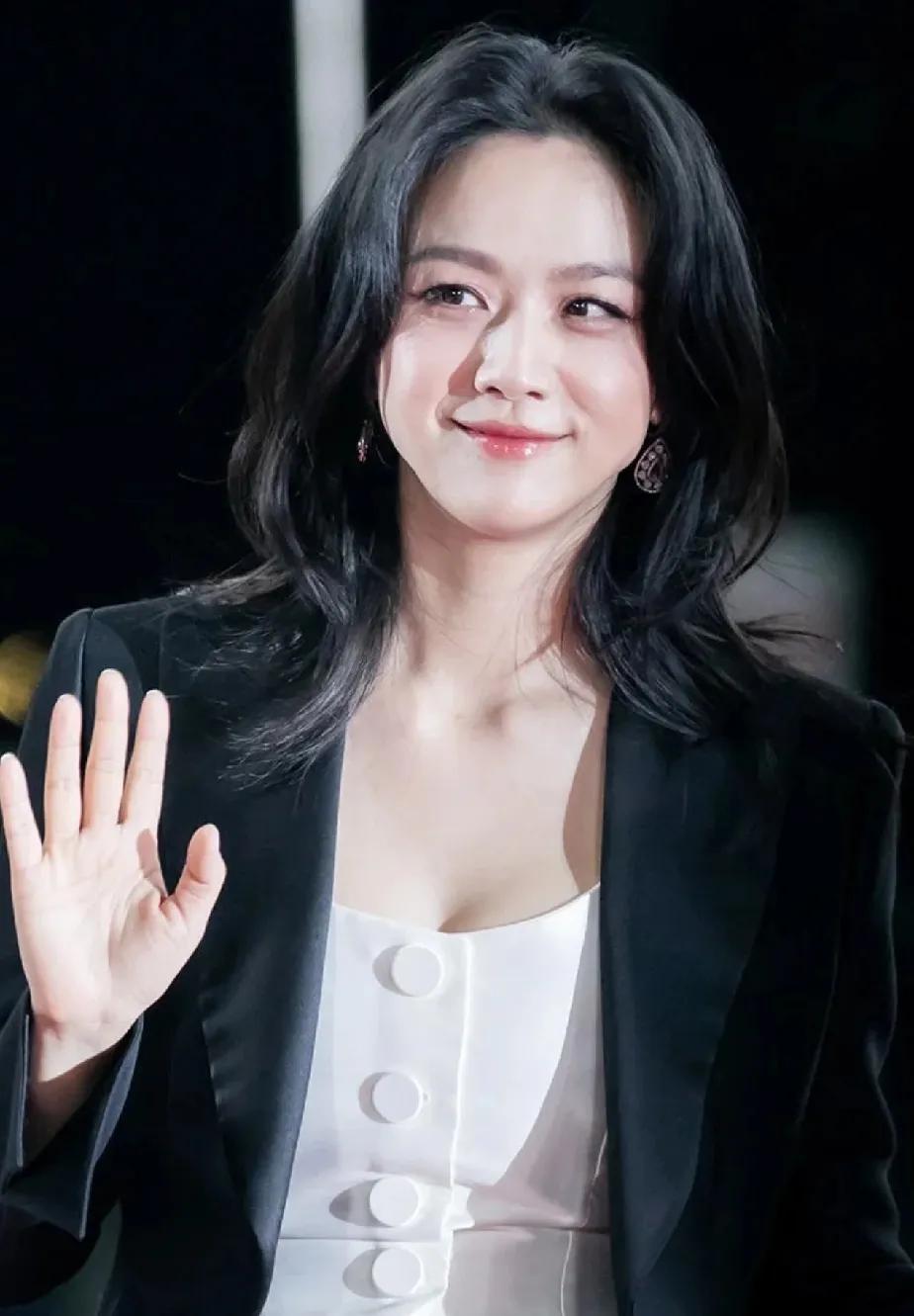 汤唯那么美，
真的是便宜她韩国老公了，没有梁朝伟他也无法捡漏啊！
只能说一部电影