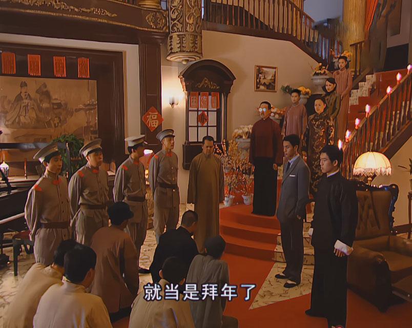 这里细节处理太到位了，见外客时，金家男丁都在前面站着，而金家女人都按照地位和辈分
