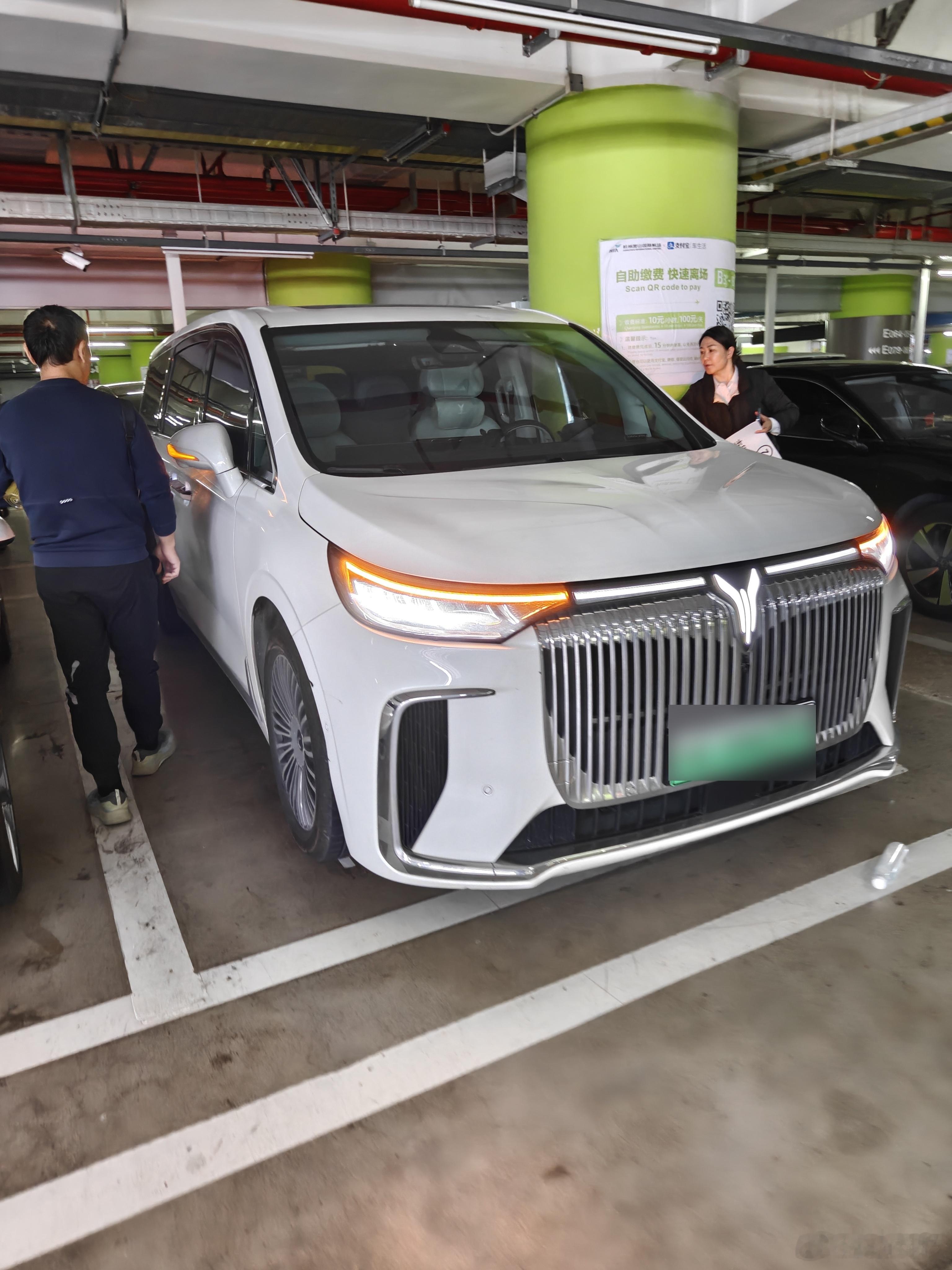 参加活动越多，会发现商务接待的车除了部分别克gl8，已经是腾势D9和岚图梦想家的