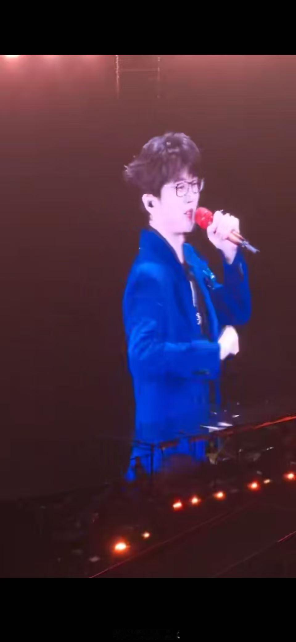 许嵩要直播公开演唱会选衣过程 许嵩要直播公开演唱会选衣过程，衣柜门已经自己悄悄开