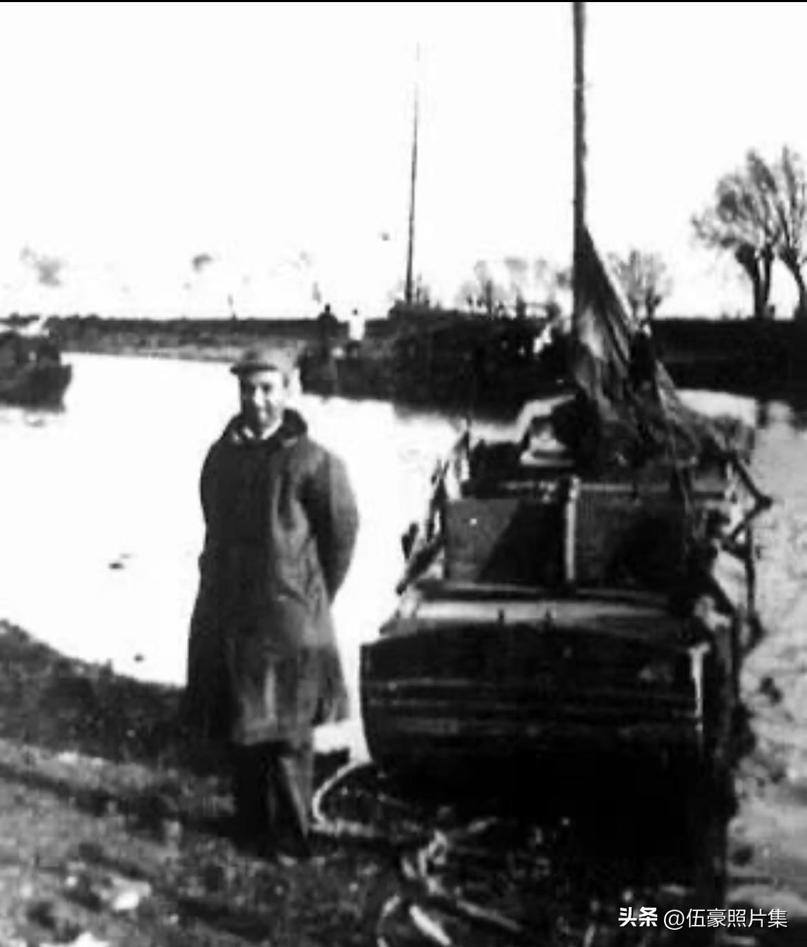 1942年1月，郑位三同志在天长龙岗高邮湖畔的留影。1942年初，抗日战争进入相