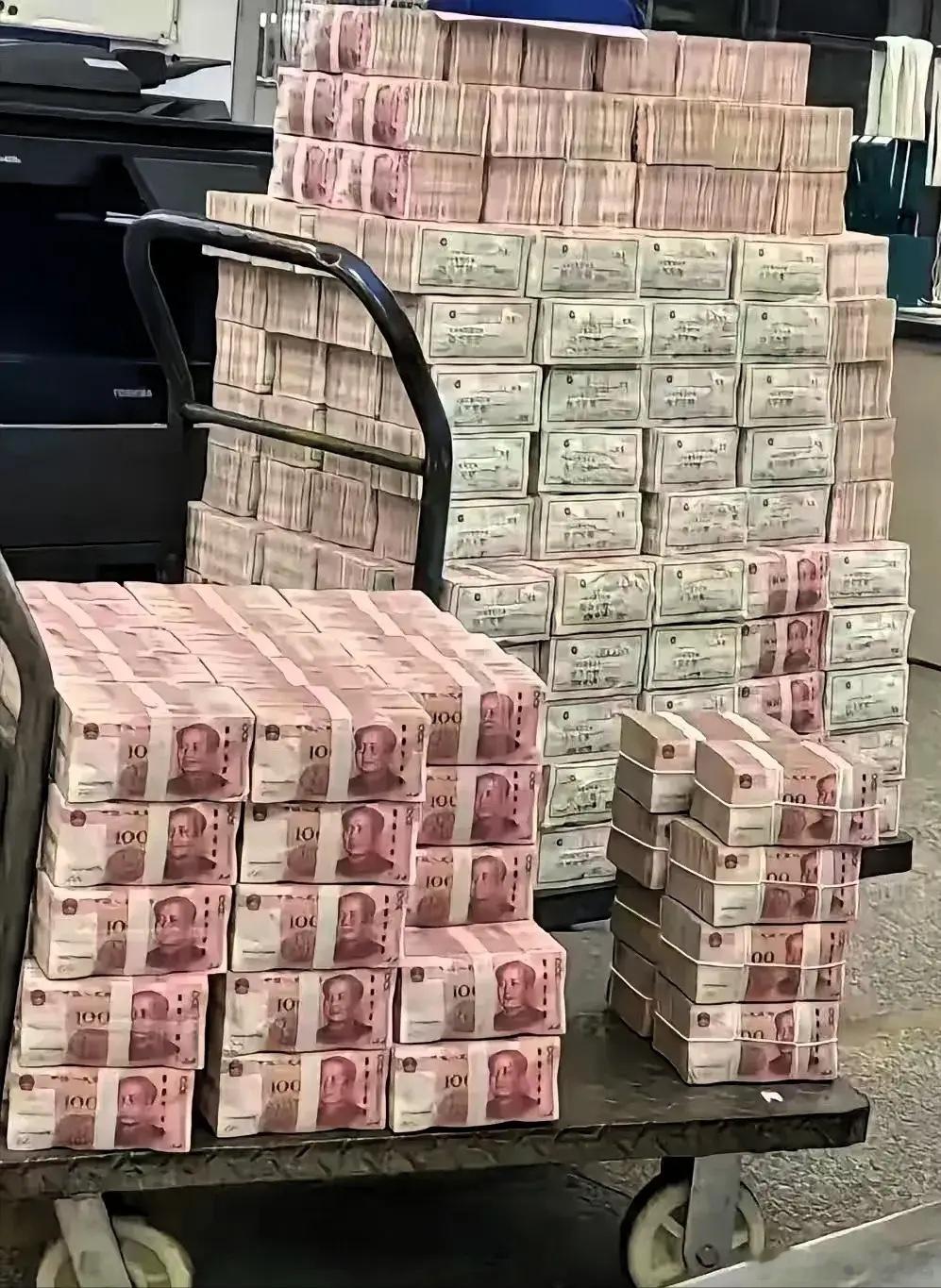一亿元现金已送达，请马上确认接收。这笔天降财富，不许拒绝，硬塞也要收下。有的网友