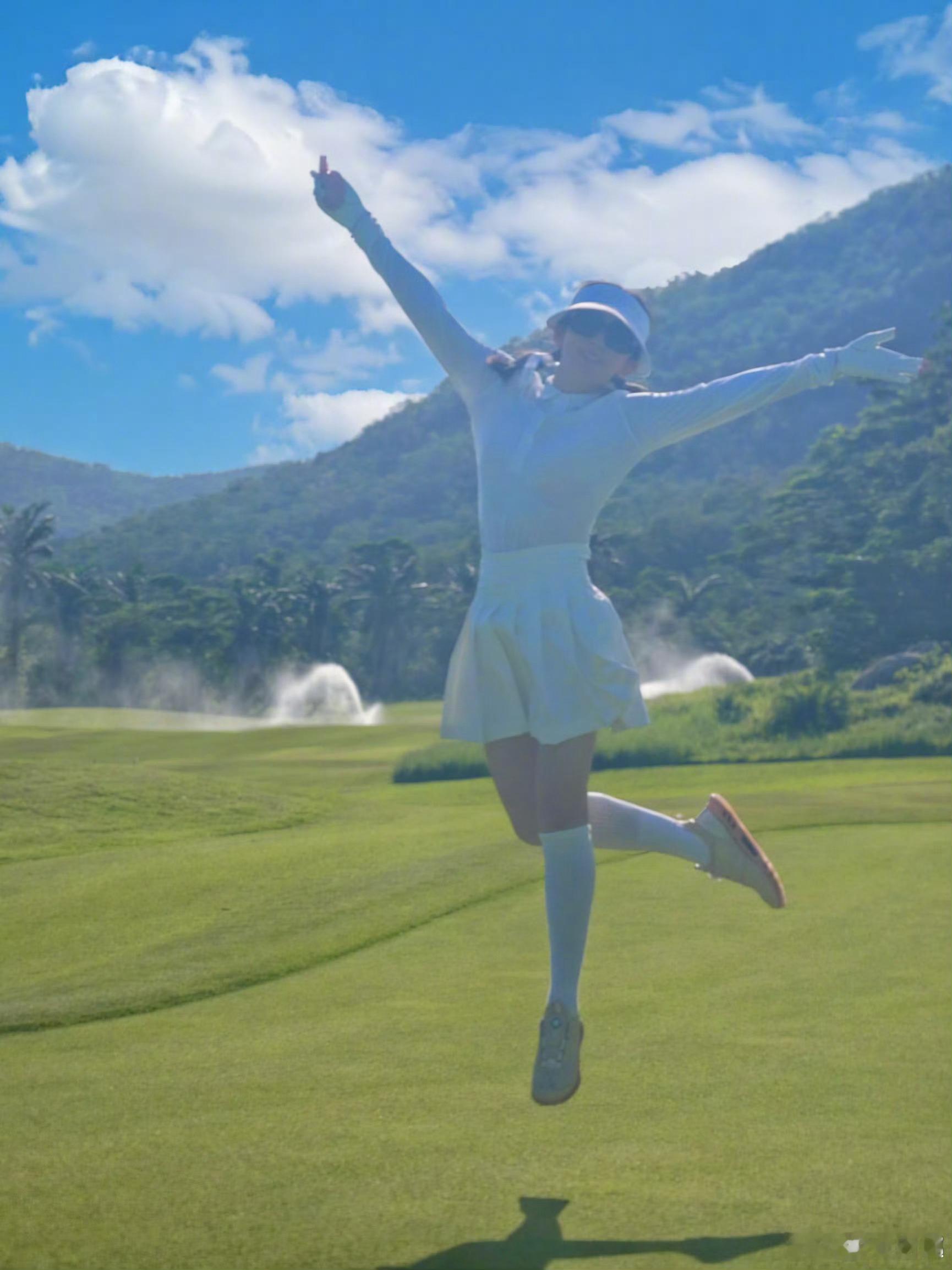 谢娜新手打高尔夫谢娜高尔夫新手谢娜解锁新运动高尔夫🏌️笑容一如既往有感染力，球