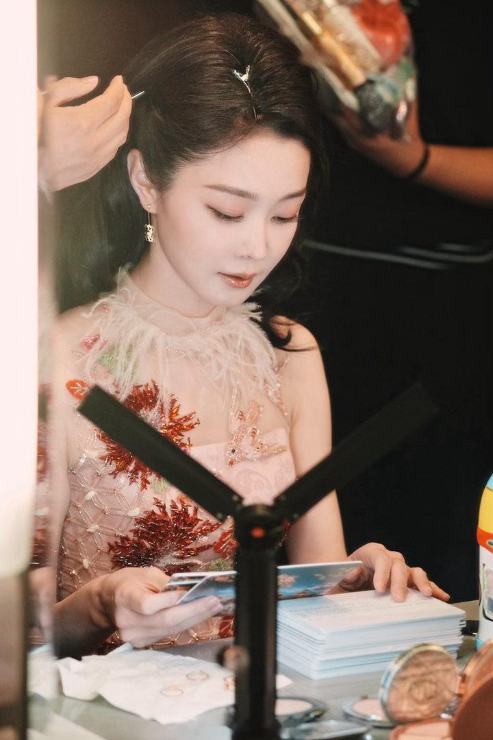 宋轶反手比心宋轶从哪里学的比心手势 宋轶反手比心，这解锁新技能的速度也太快了吧，