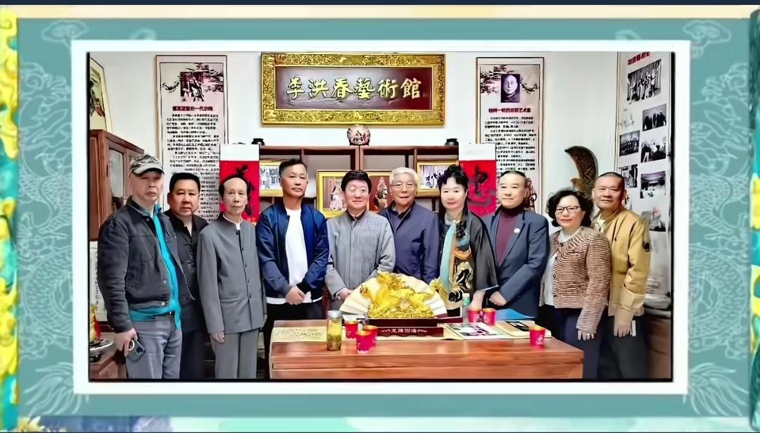 沈巍不是艺术家，可他频频受邀参加艺术交流，这样的人属于广义上的“艺术家”。
沈巍