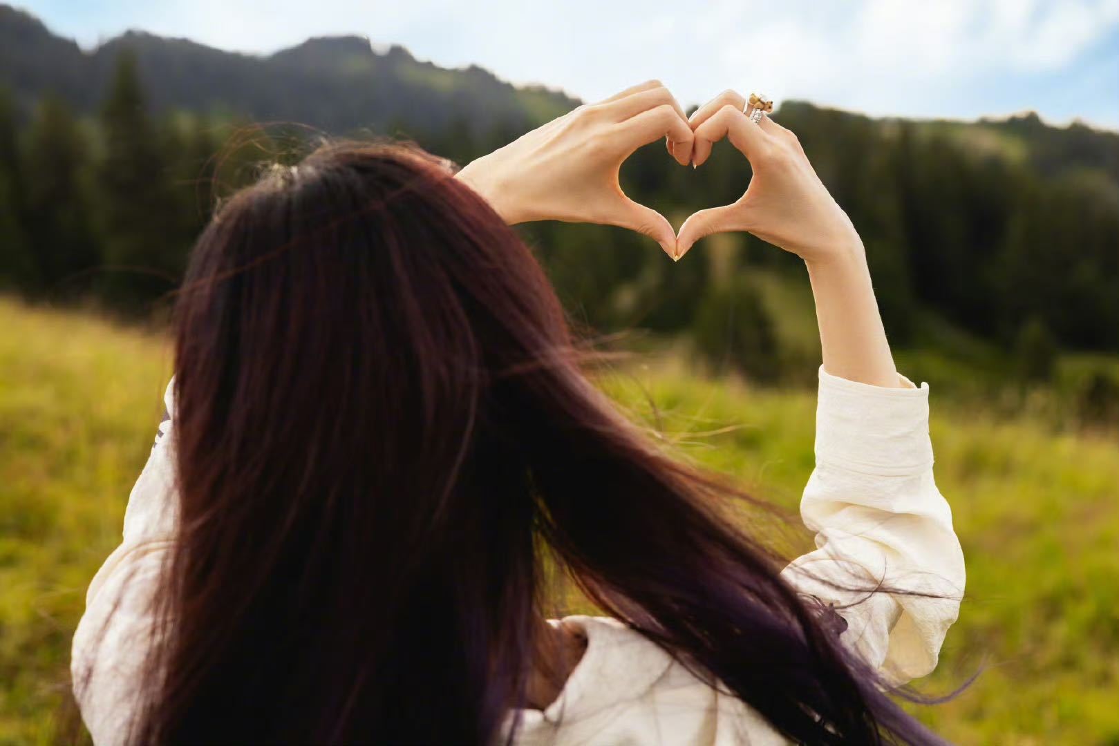 张靓颖新歌一秒入春  不得不说张靓颖的这一首歌真真正正的唱出了恋爱该有的甜蜜感。