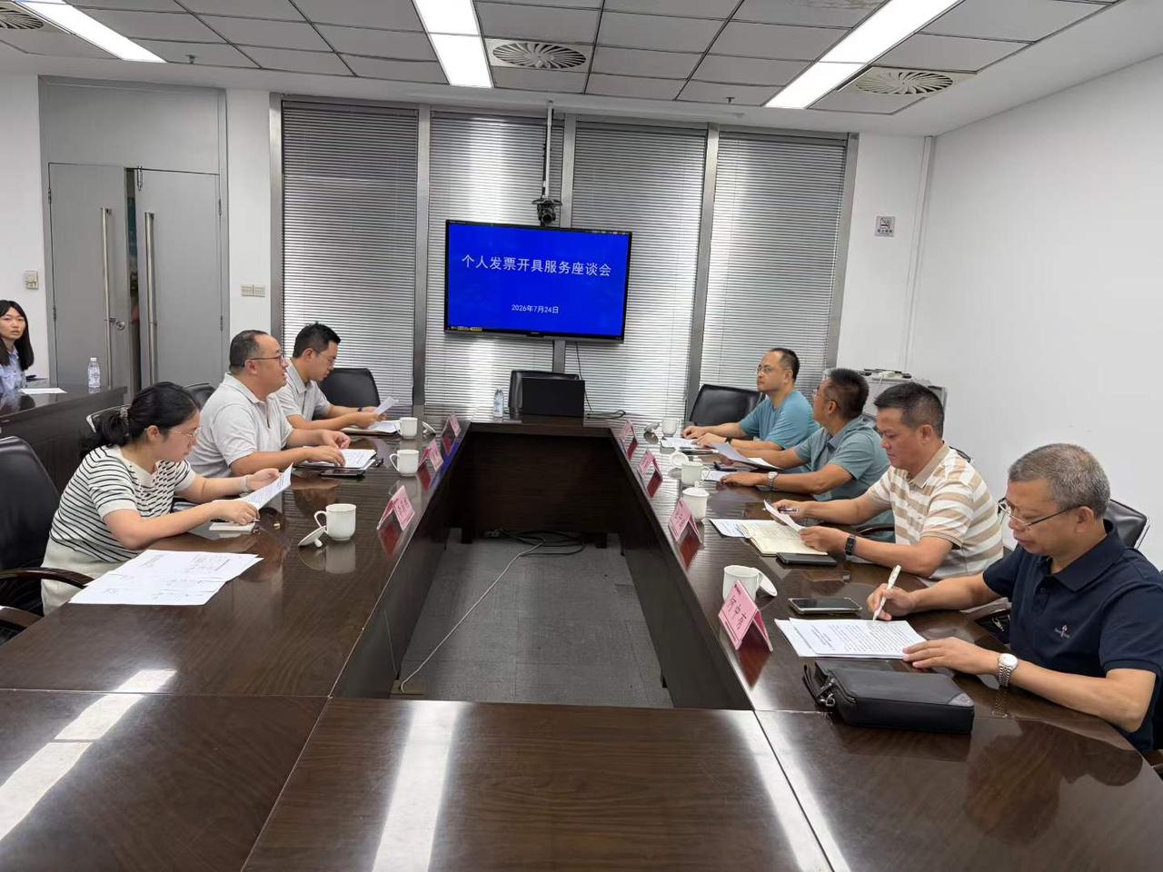《关于优化成都市个人发票开具服务的建议》提案，
日前在在高新区税务局与市税务稽征