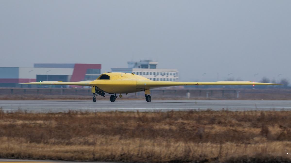 今日，我国高空高速长航时无人机彩虹-7成功首飞。彩虹-7采用先进的大展弦比飞翼外