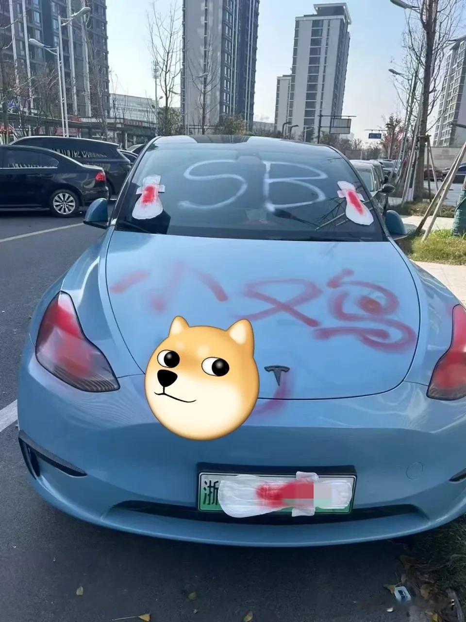 这是多大的恨啊？损坏财务达到一定标准是要负法律责任的吧？