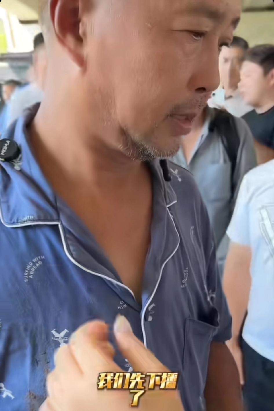 新胜大桥下又再次出现十余个叔叔，沈巍无语默默离开，奇了怪，广场舞不见有人去驱赶