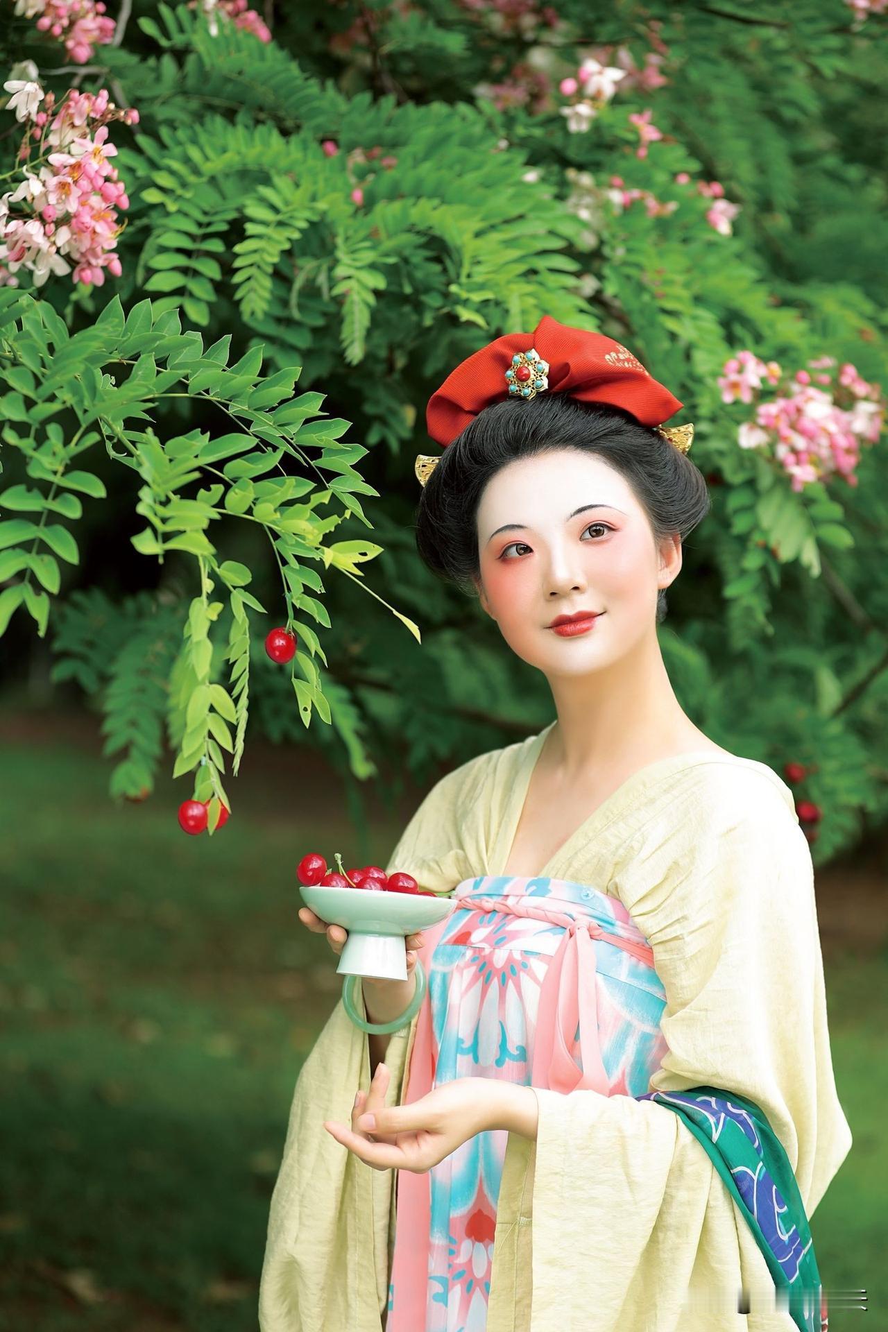 这份丰腴并非赘余，而是岁月沉淀下的温润如玉，举手投足间，尽显大家闺秀的端庄与从容