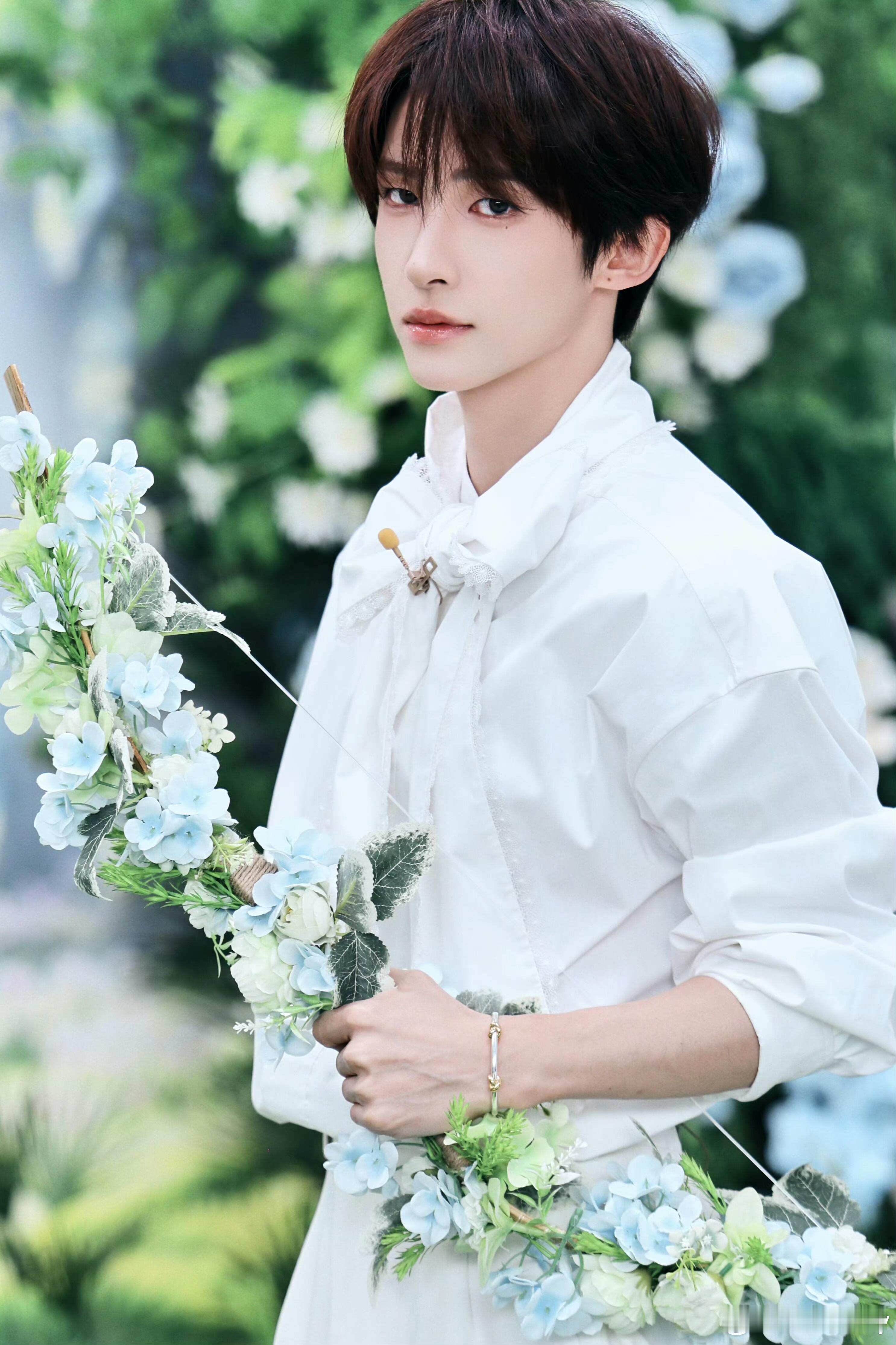 刘宇✖️ 修可芙活动造型刘宇以一身白色蕾丝领结衬衫亮相修可芙活动，简约廓形搭配精