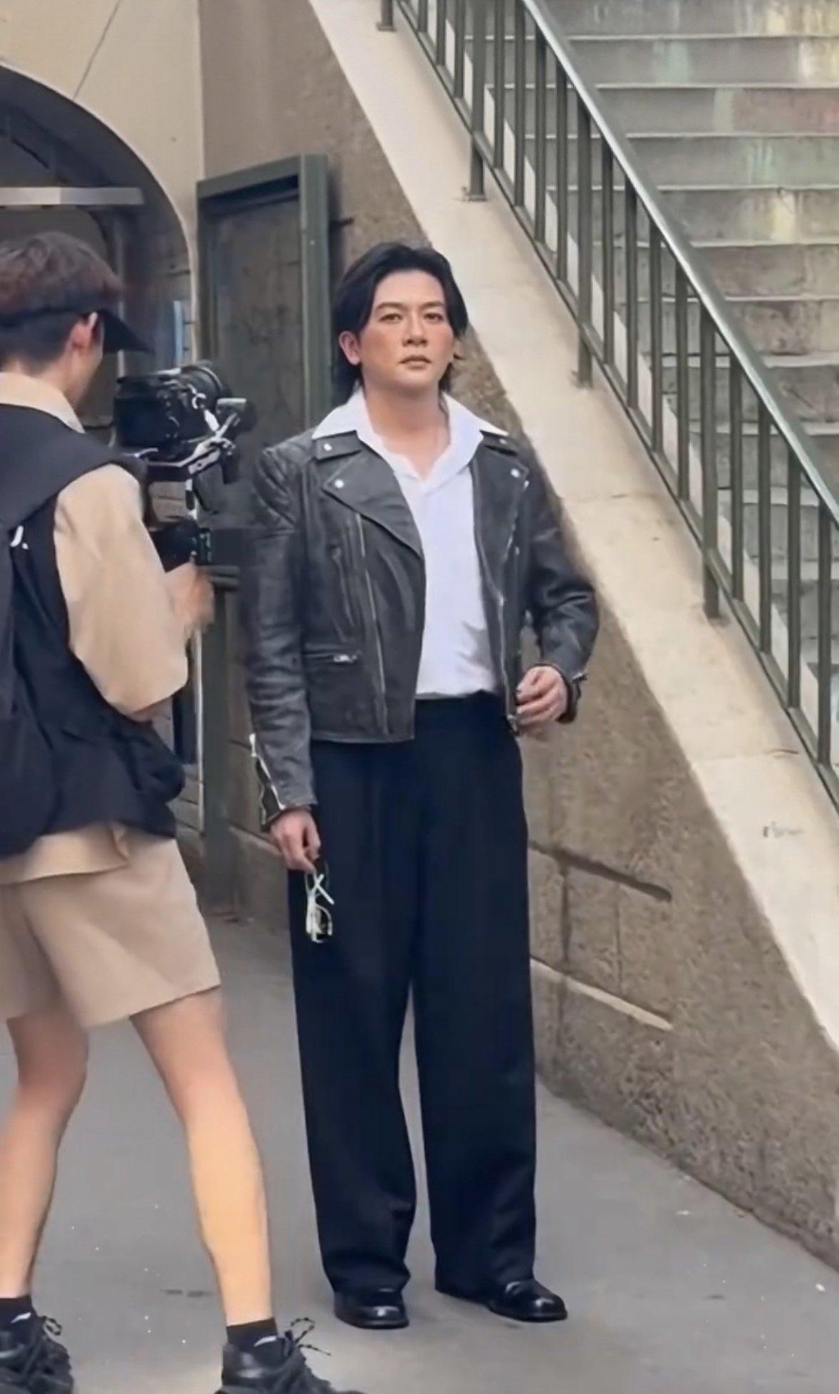天呐，52岁苏有朋你还认得吗？
26年6月底 巴黎时装周的生图上，如果不是旁边有