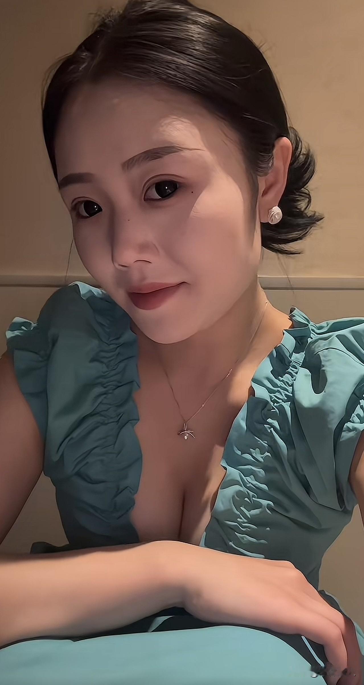 疏远不是讨厌。

有时候，疏远不是讨厌，而是太喜欢又很无奈，

不想抱着期望，等