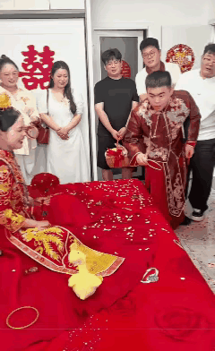 关键时刻，新娘为夫接力，出手相助了！
婚礼上的互动环节，充满喜庆色彩，叫人忍俊不
