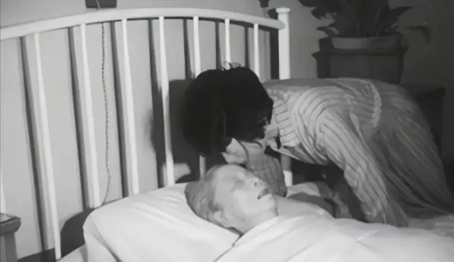 1992年邓颖超逝世后，秘书赵玮俯下身，在额头上深深一吻，让这张感人至深的照片，