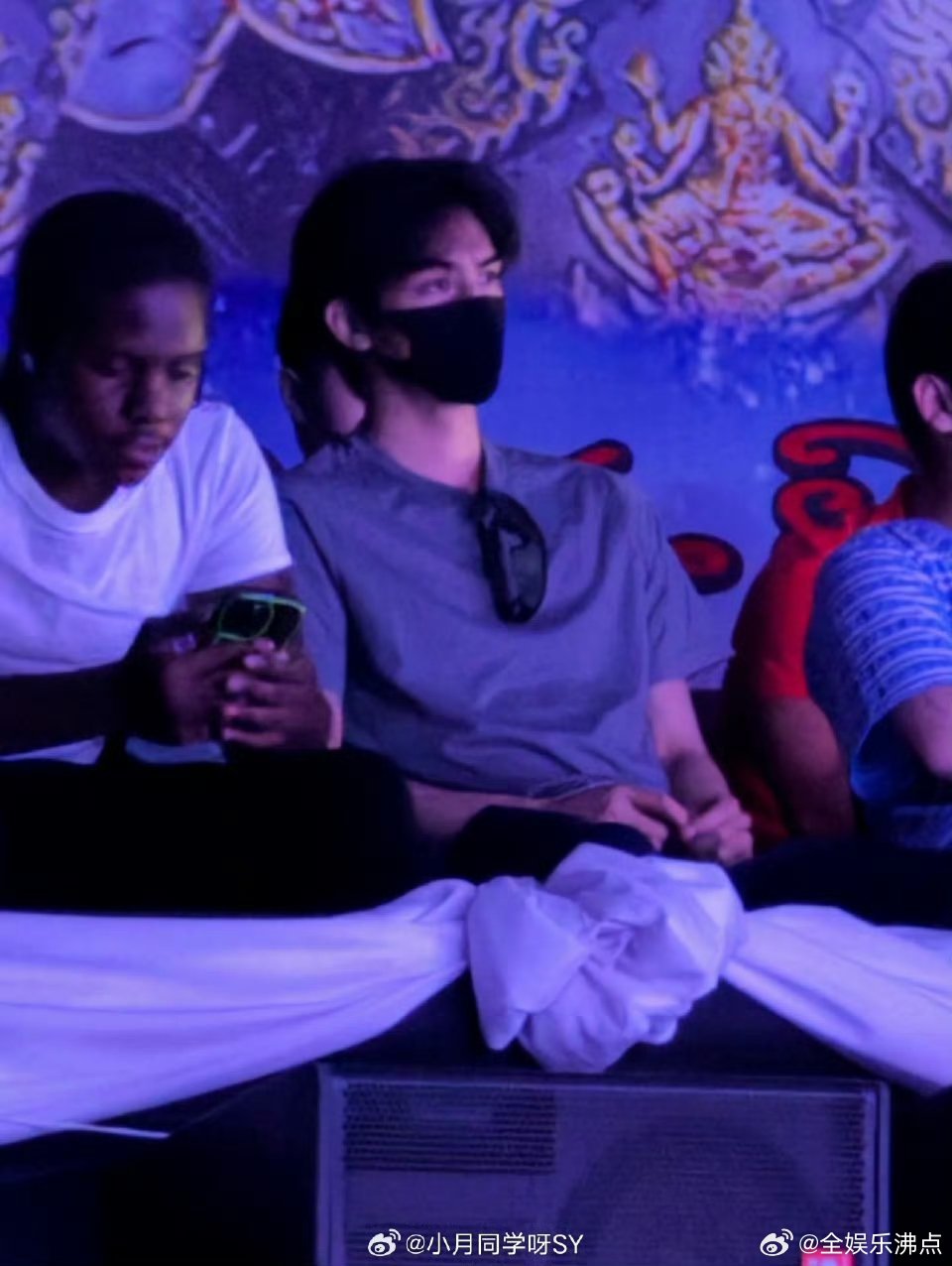 宋威龙 别碰我行嘛宋威龙说别碰我宋威龙机场被挤到不行，小声说别碰我，尊重是相互的