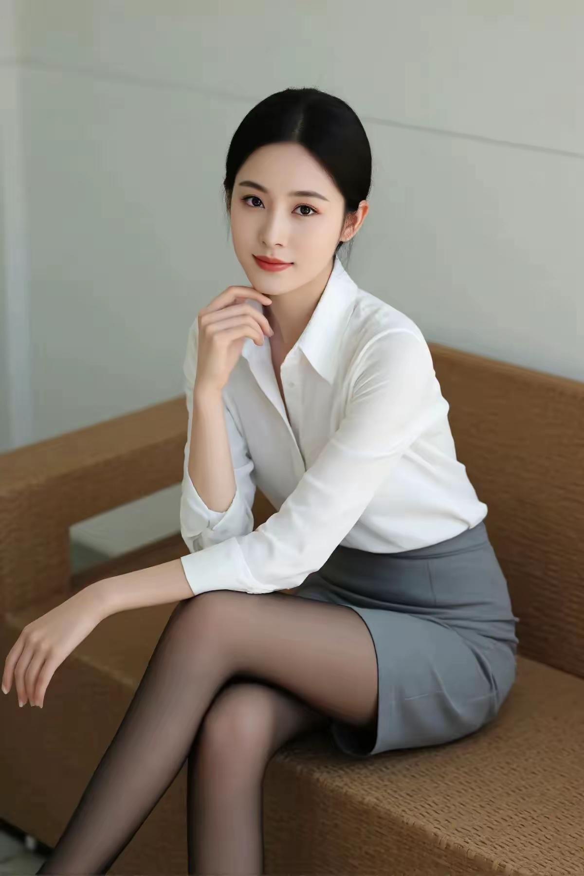 优雅职场风，白衬衫与灰色裙的完美搭配，尽显干练气质！职场穿搭如何穿出高级感?