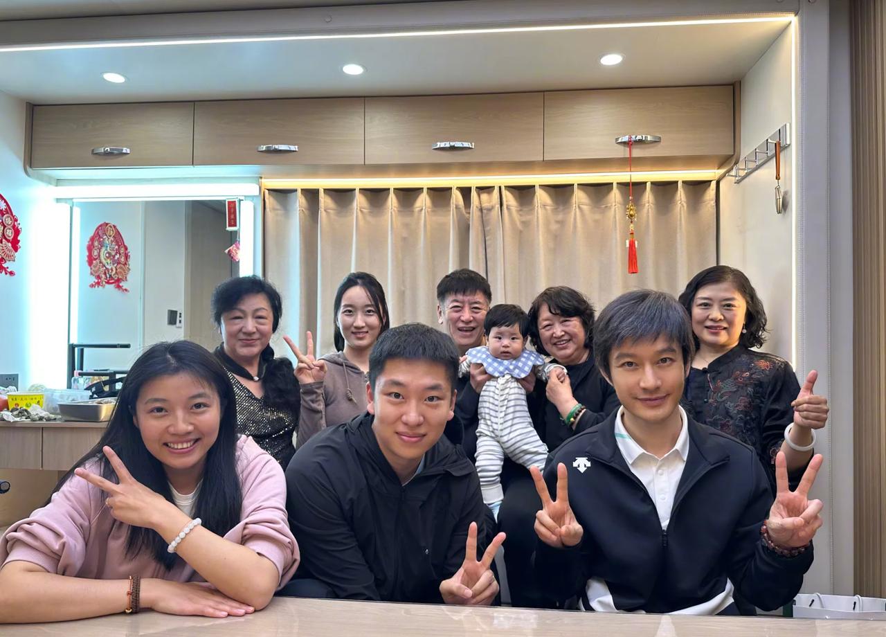 晓明哥的亲戚来探班啦
亲戚一大堆，合照乐翻天，可把晓明哥高兴坏了，又是亲友合照，