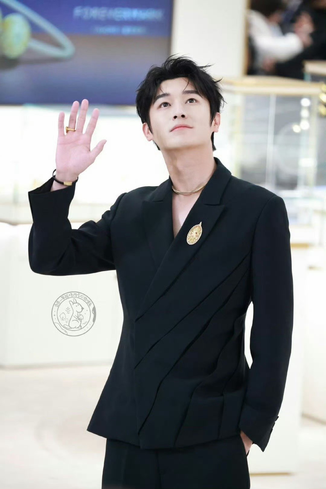 杨旭文我没听错吧 杨旭文线下活动杀疯了！188男模身材搭配深V黑西装，金色胸针贵