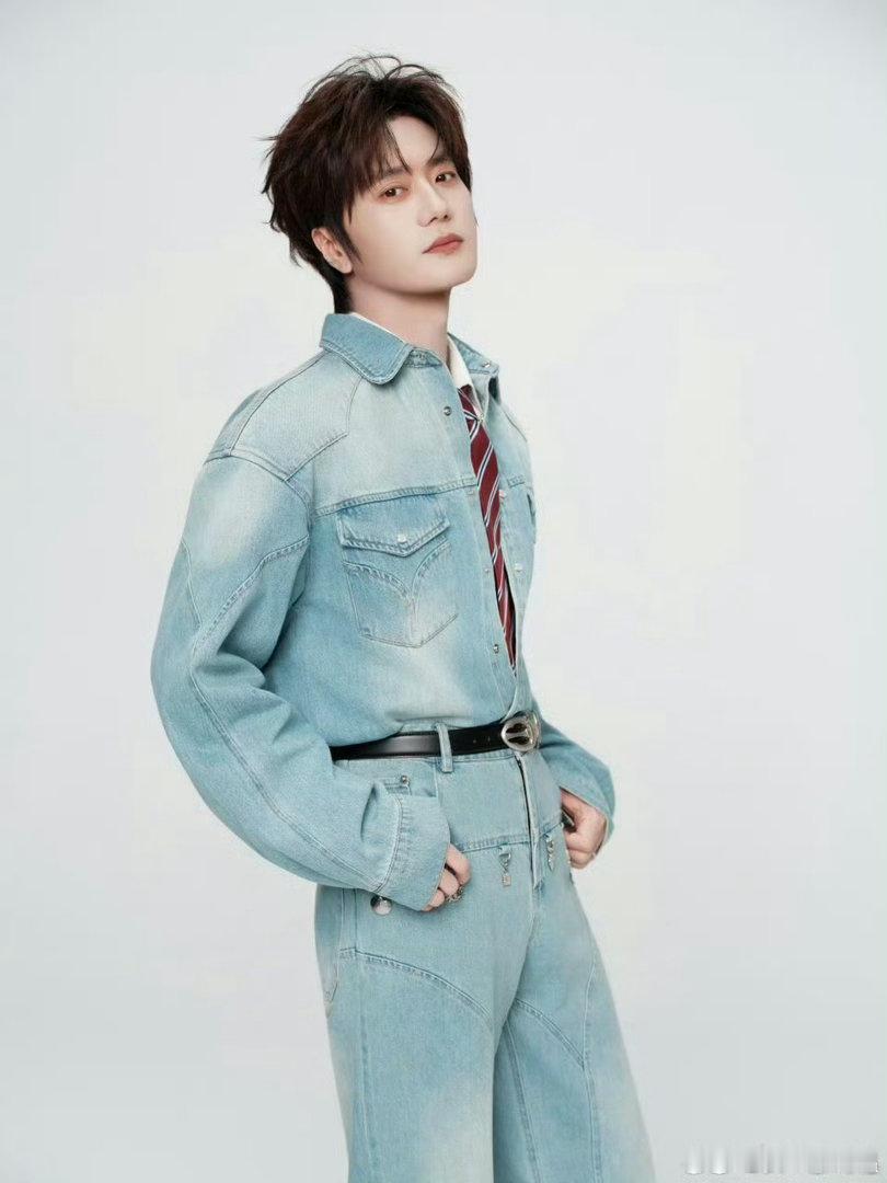 陆虎直播带粉丝看日落谁懂啊！陆虎直播看日落也太温柔了，整片天空都是暖暖的橘色，安