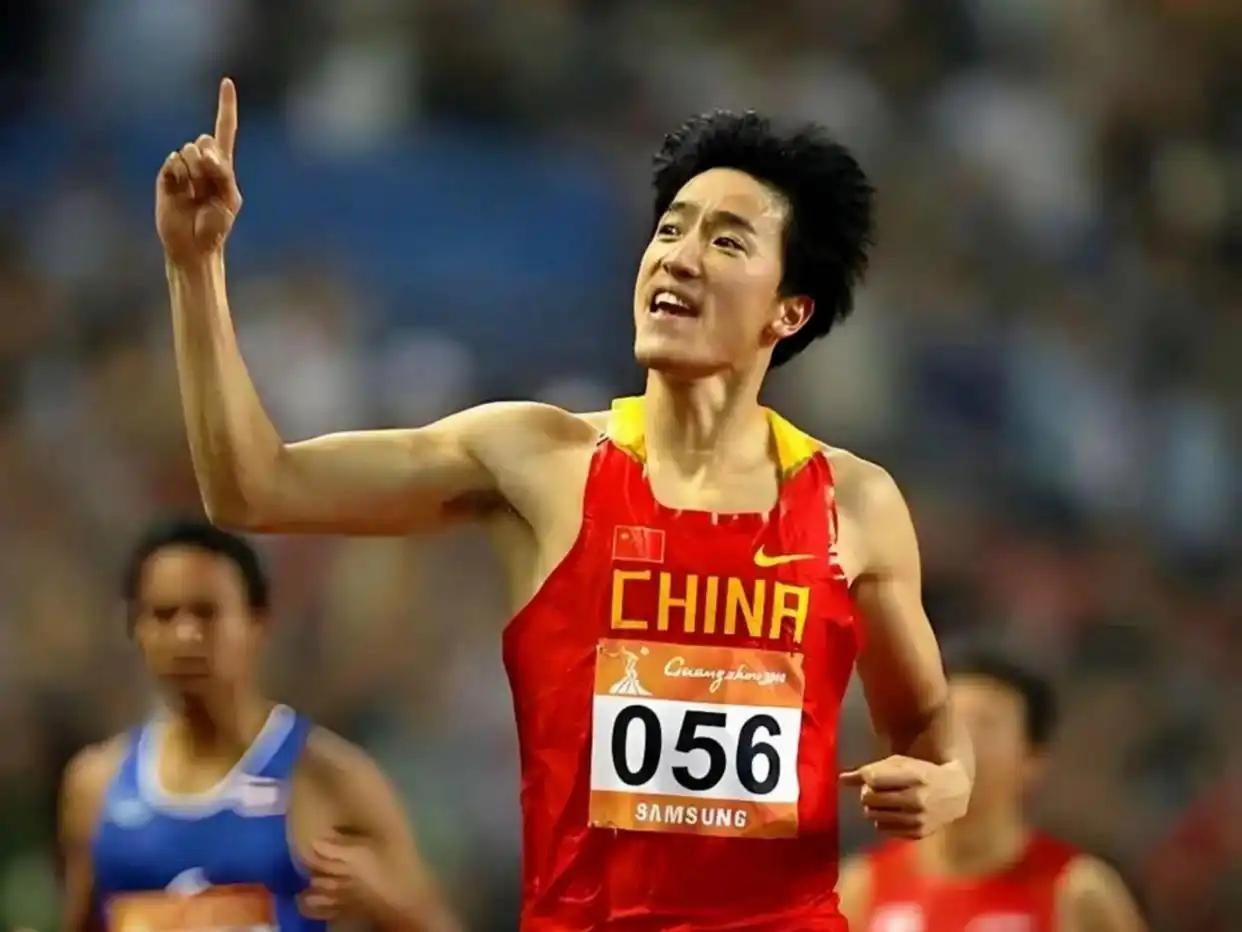 2004年开发商在刘翔夺冠后送他一套房子，房子价值225万。刘翔把房子送给教练，