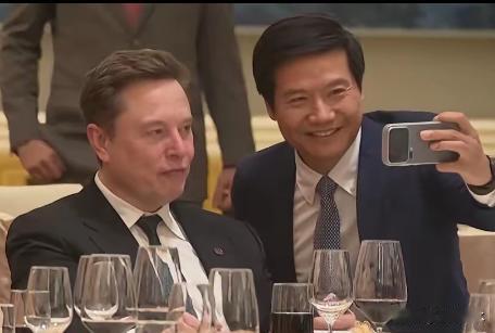 精英对精英，何如？！
在下午的中美工商界代表会议上，氛围比较轻松，雷军与马斯克拿