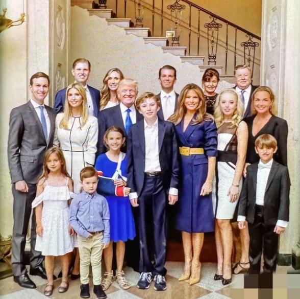 特朗普膝下子女不少，个个外形出众又各有本事，年近八十的他，如今坐在看起来很可能是