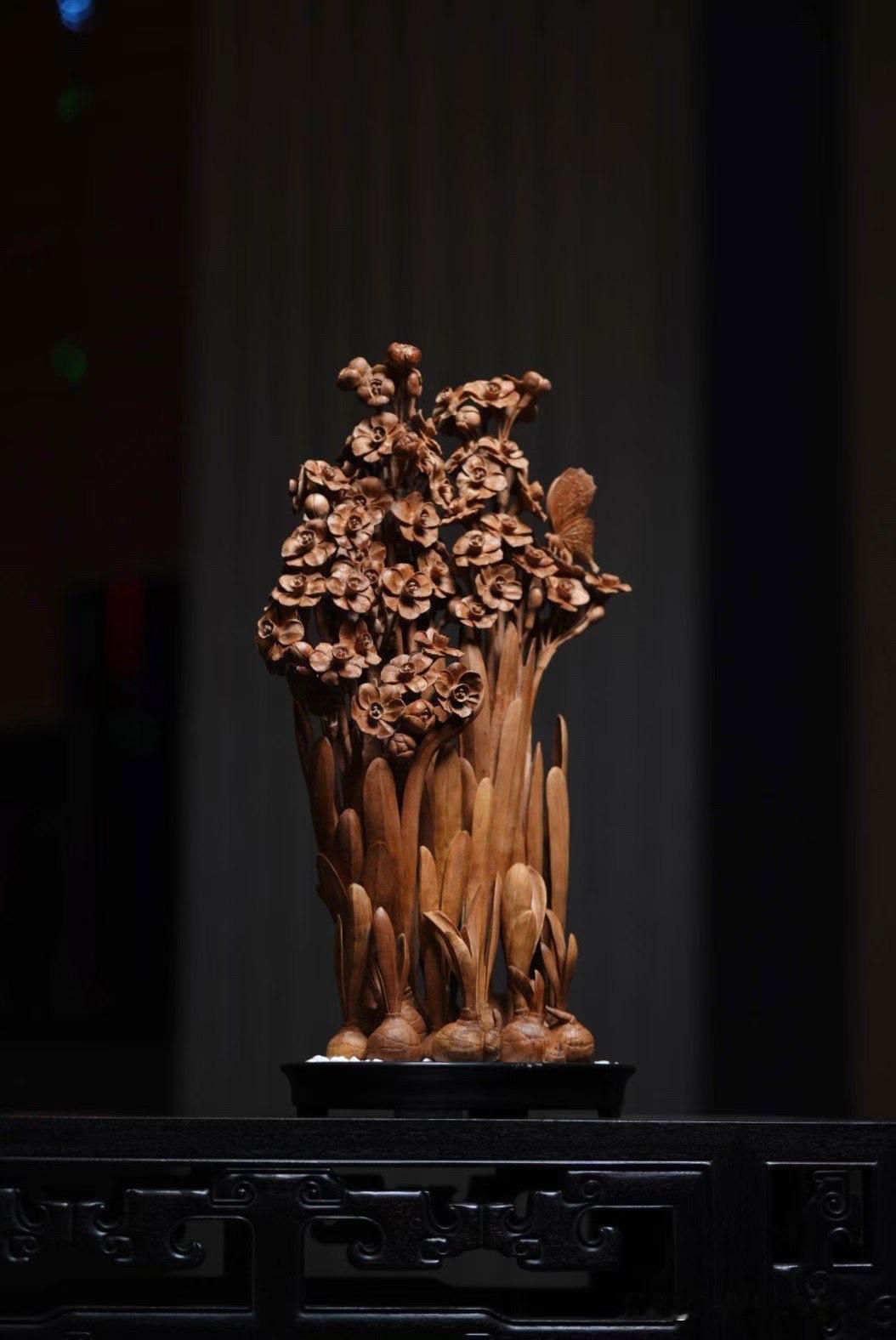 有些花，不在季节里开，而在空间里生长。

这一组水仙，不争春色，却把一段“清气”