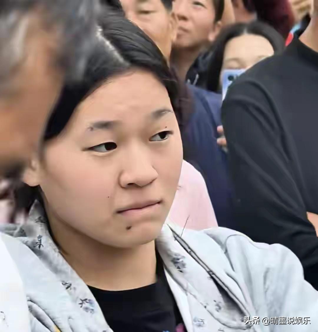 刚过完年，全红婵肉眼可见的圆润了，
虽然长胖了不再是跳水健将的模样，但细节暴露人