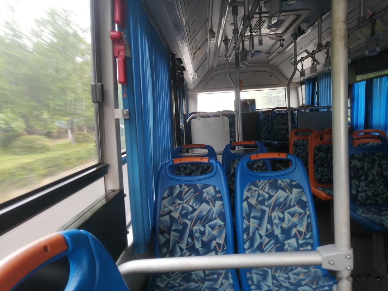 并不是私立什么都好，比如公交车。在淡季，一辆车也就一两个乘客，如果是私立，简直太