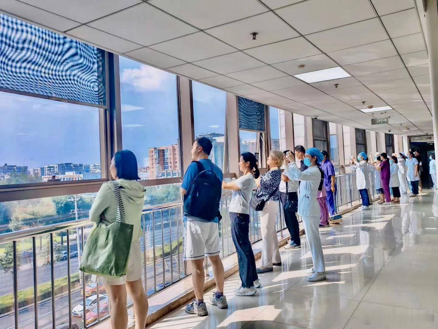 首都某医院走廊，眺望阅兵。 ​​​