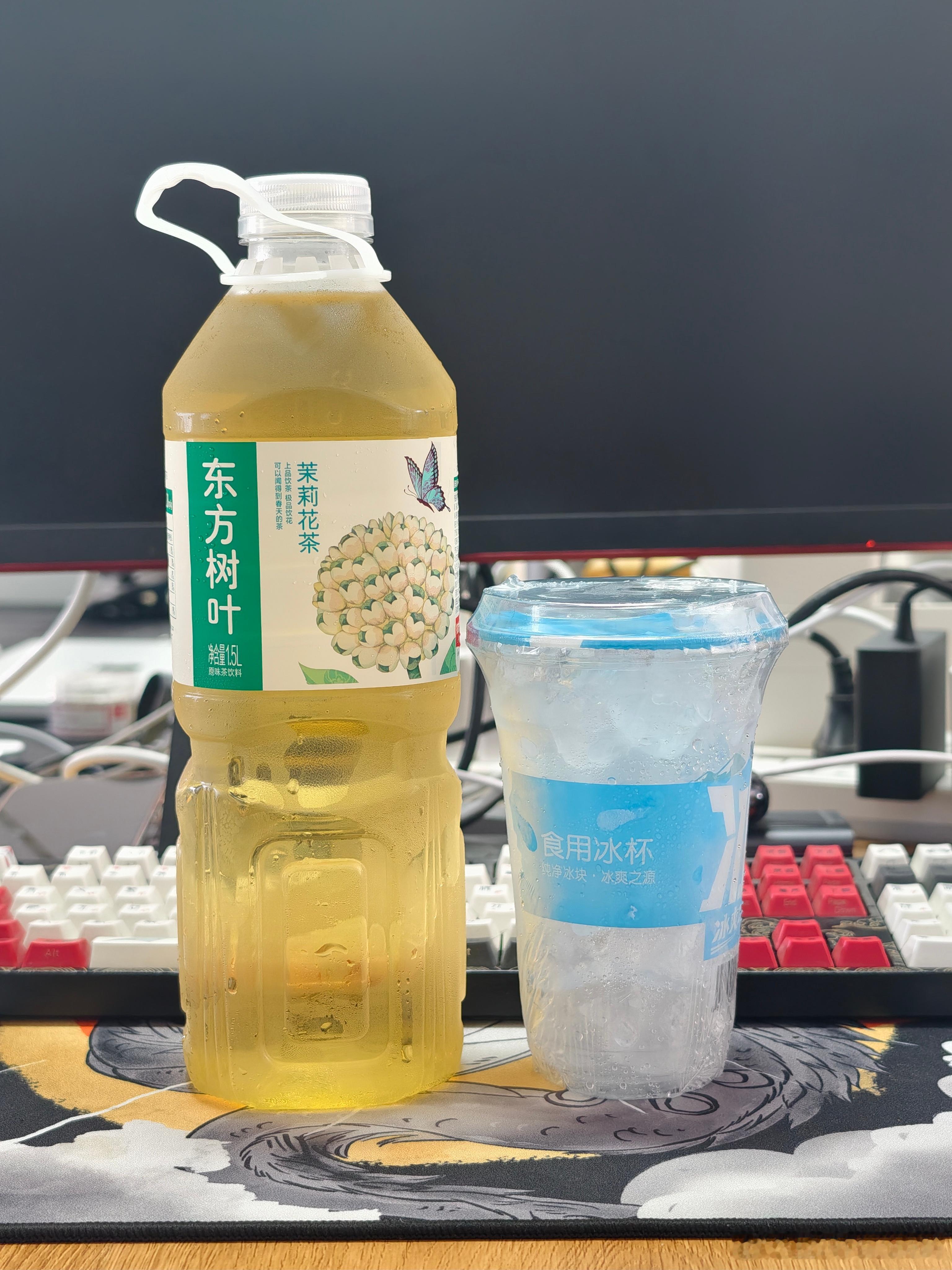 最近发现一种饮料新喝法，工作室旁边小卖部，买一杯冰和一桶1.5L茉莉花茶（必须加
