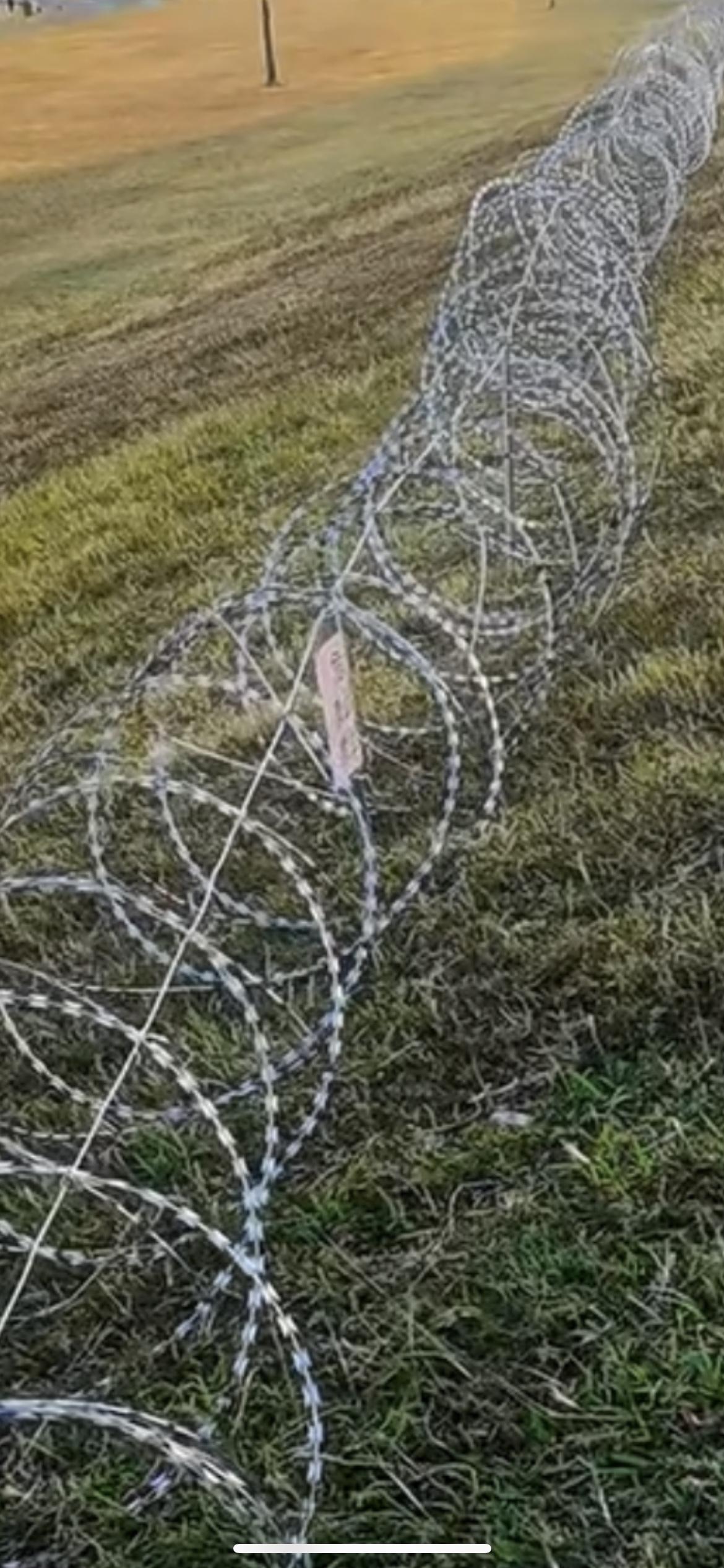 广东一大堤草坪设置倒刺网被质疑不安全，当地：防止践踏后水土流失，12月30日，广