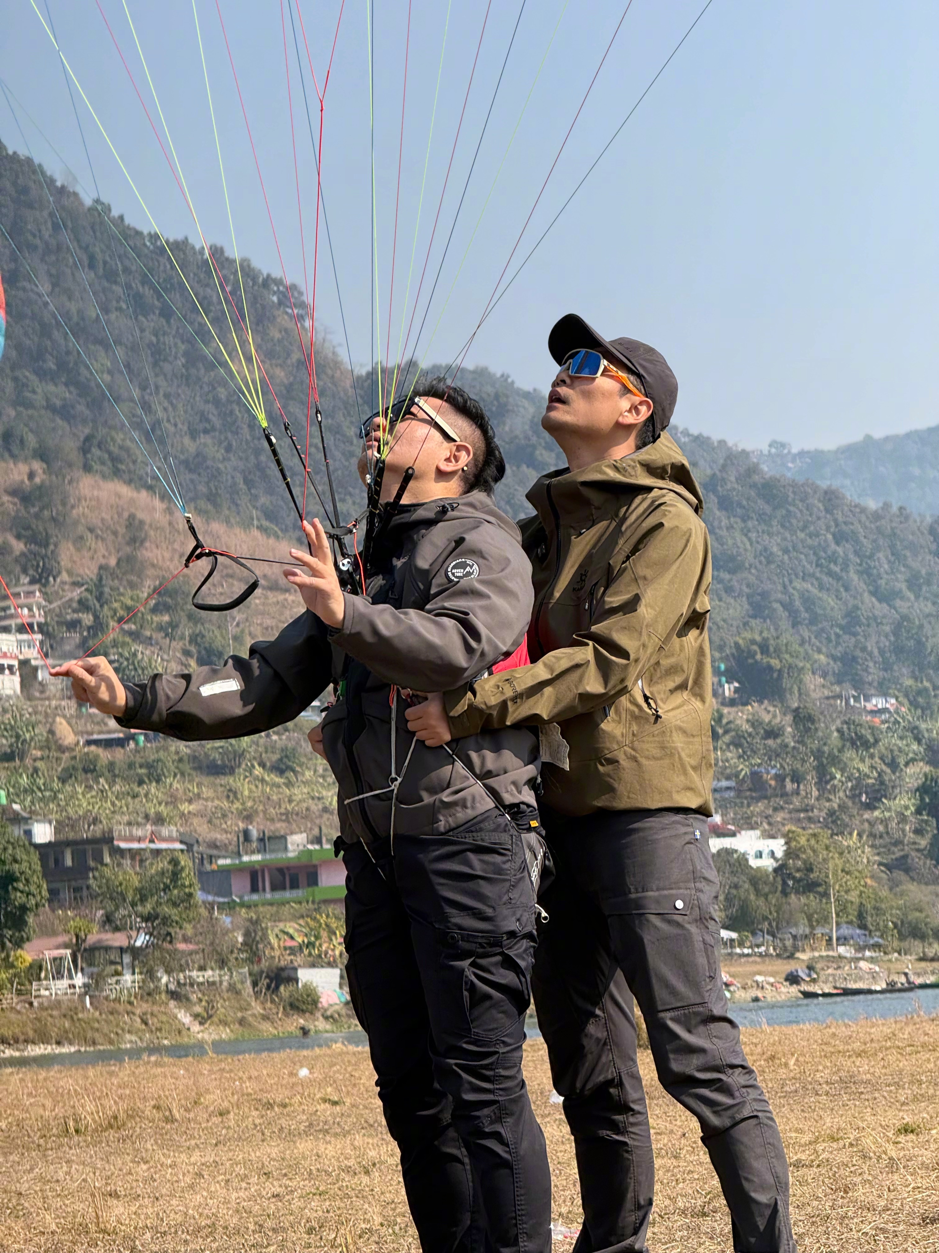 带傻哥们勇闯尼泊尔 傻哥们教我飞滑翔伞，我学老快了，这玩意有意思，回北京去考个证