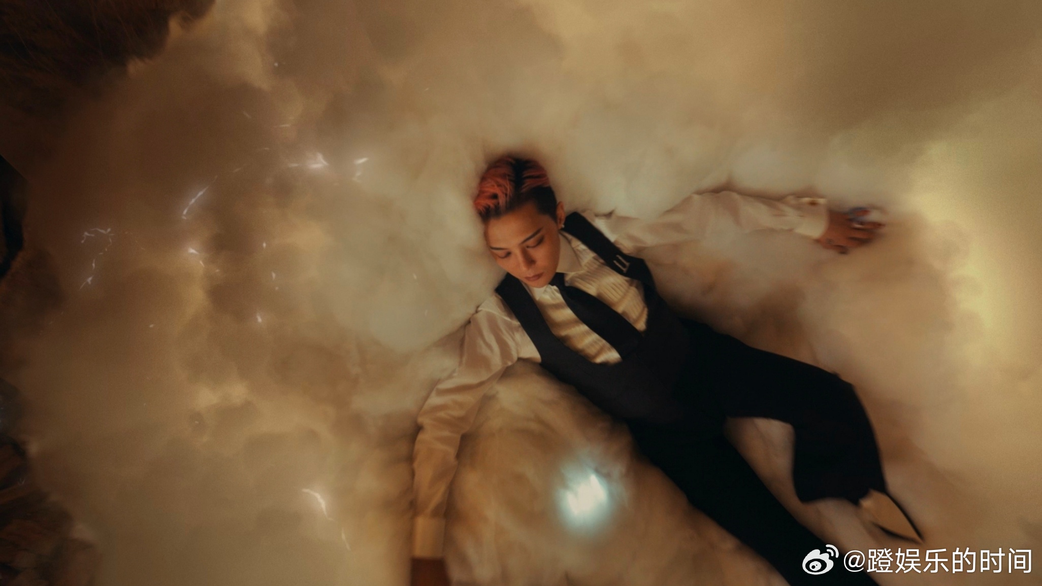 权志龙西装look太能打了 权志龙穿西装三件套配粉发，在废墟里的样子帅到炸裂，宛
