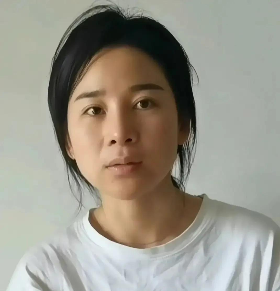 四川被家暴的谢女士，回想起 2019 年，那时候的谢女士满怀对爱情的憧憬，与贺忠