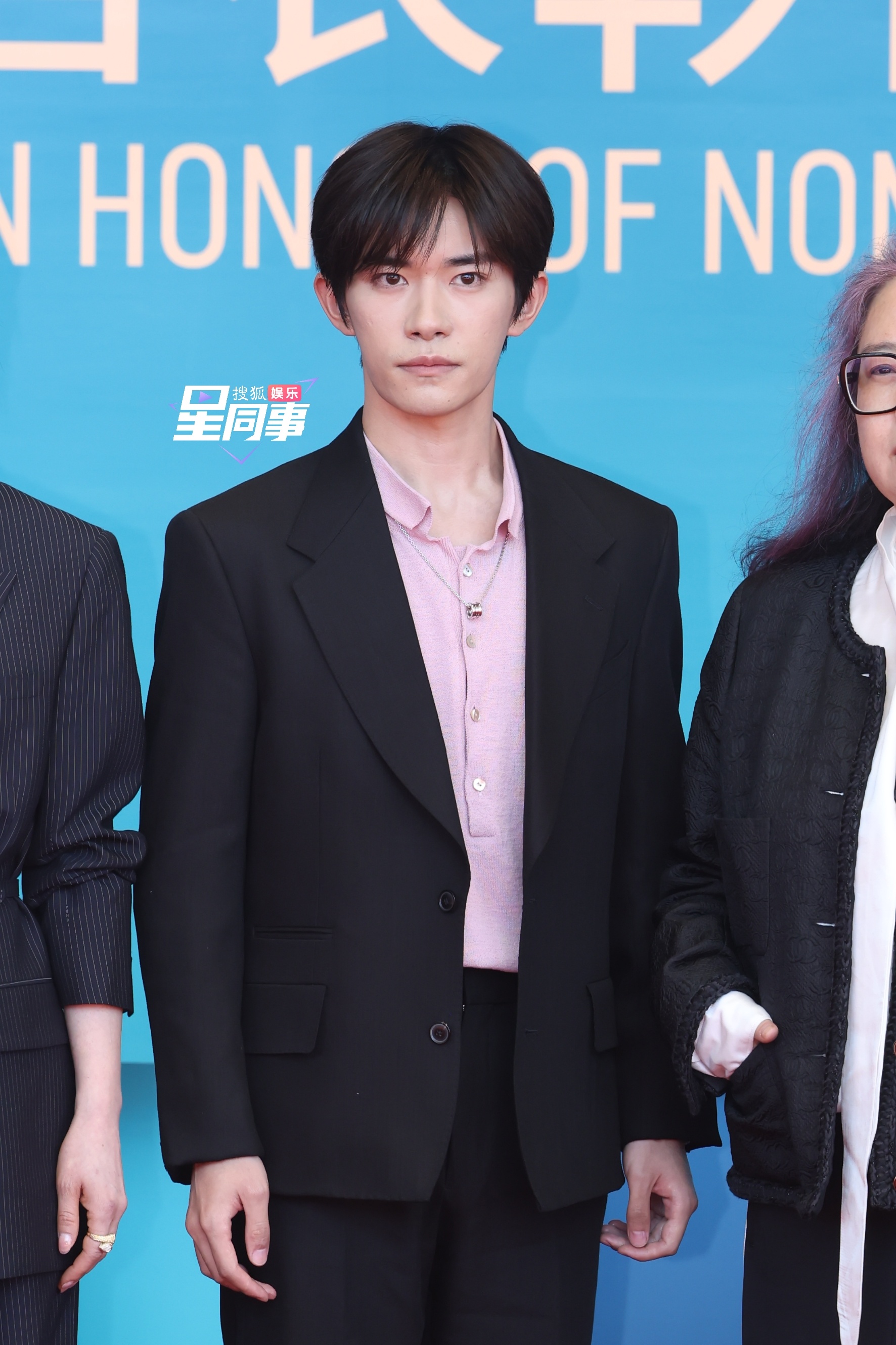 和《小小的我》剧组主创一起踏上金鸡奖提名表彰仪式红毯！粉衬衫很帅～