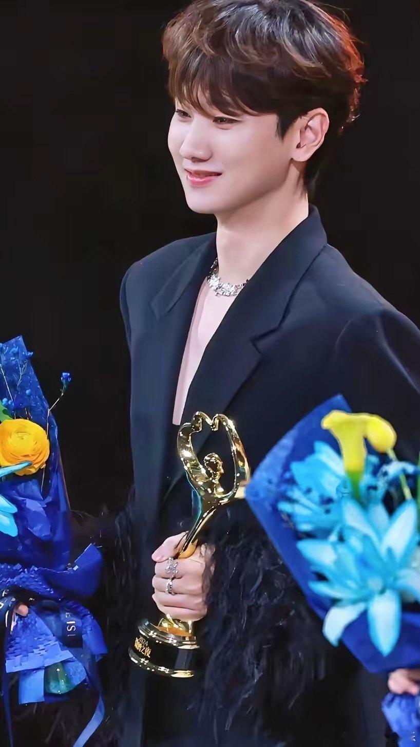 意料之中，汪苏泷成了微博之夜的“年度最佳歌手”！和冯小刚的合照，也证明他的实力！