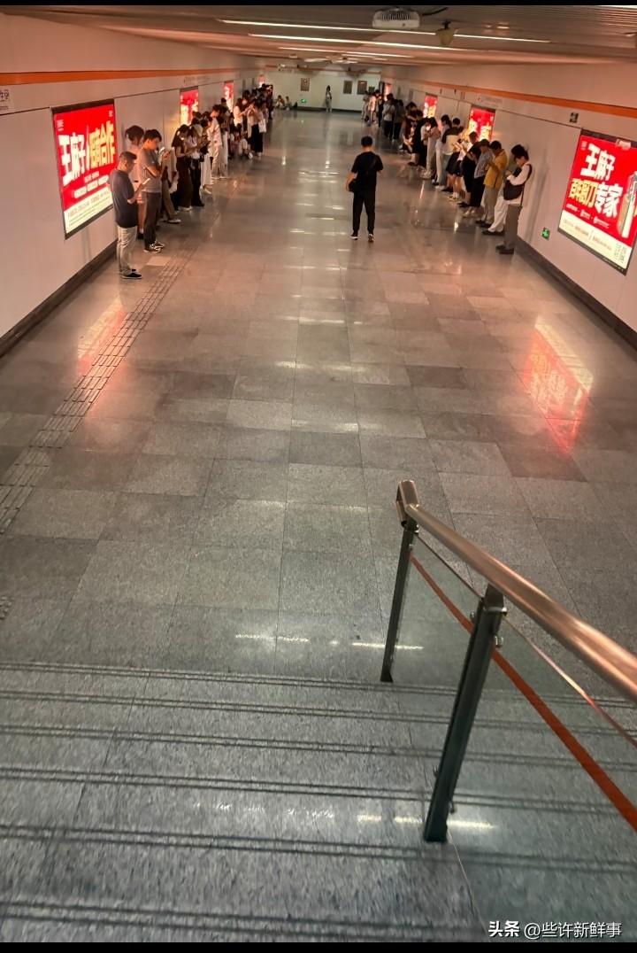 不懂就问，这是干什么？
从中间过的我很……谁能解释这种现象 不是很懂但大为震撼
