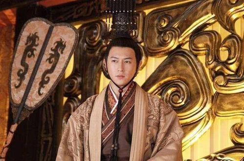 《汉武大帝》里有句开篇语：“他建立了一个国家前所未有的尊严，他给了一个族群挺立千