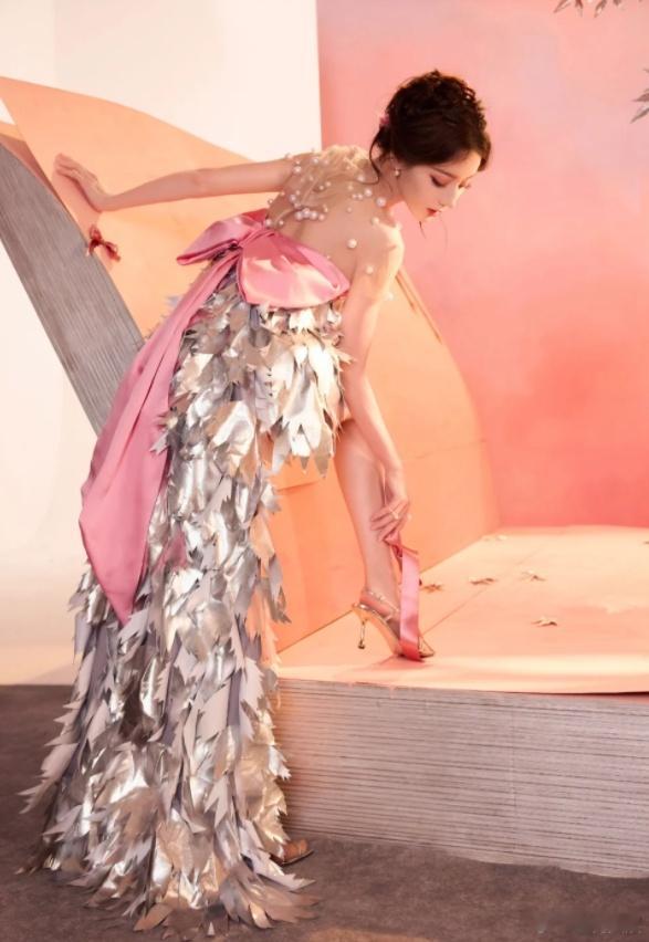 #迪丽热巴提鞋这一下# 谁懂迪丽热巴这一下！美得优雅又张扬。风轻撩的是头发，迪丽