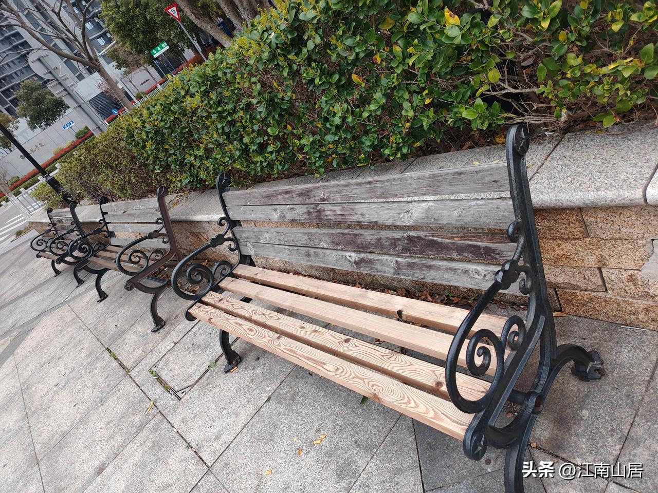 朋友今天问我，他之前上班的时候，一共参加了四位同事的婚礼，都随了份子钱。但是，他