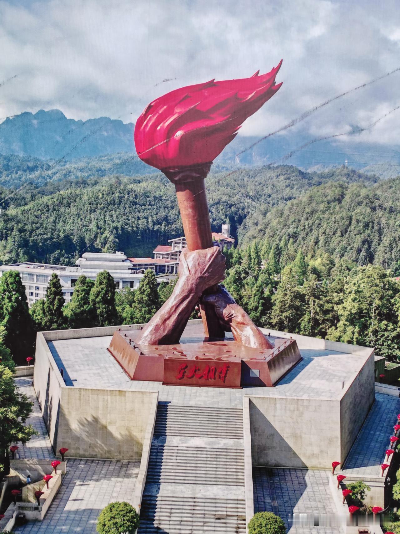 打卡井冈山火炬广场
  自驾房车漫游井冈山，闲暇之余，与内蒙古车友夫妇徒步登上茨