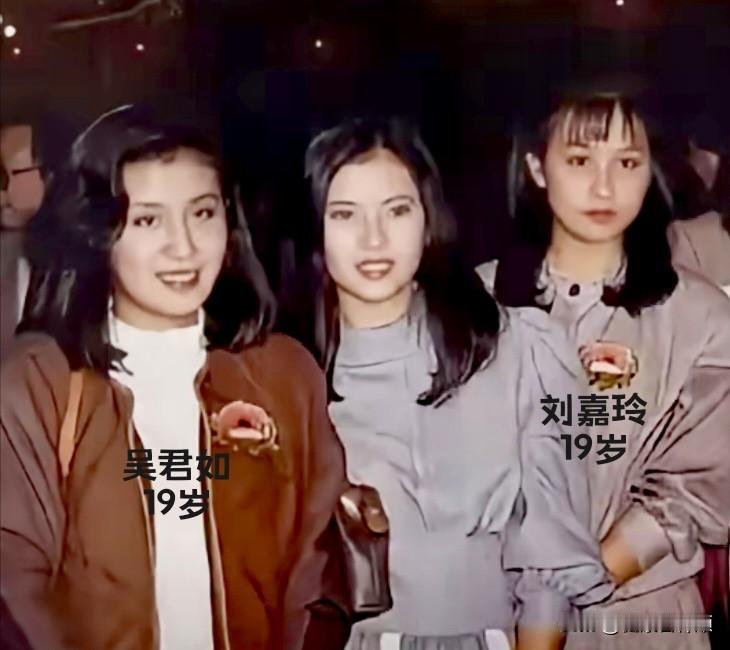 年轻时刘嘉玲与吴君如站在一起，一个明艳灵动，一个娇俏鲜活，各有各的风华。
 一个