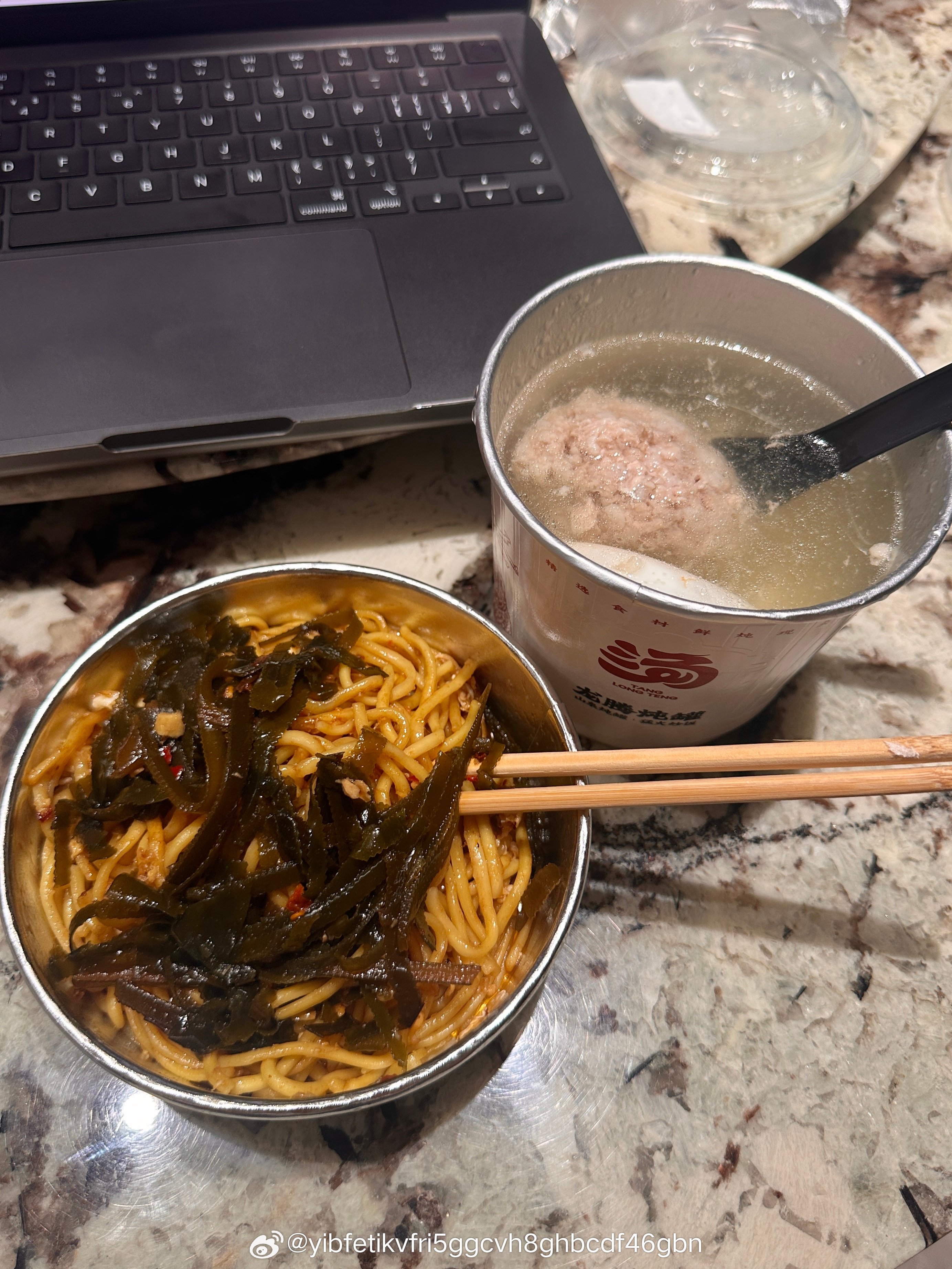 大半夜的！我真的饿了！深夜的碳水和热汤太满足了！吃完喝完晕碳一头再昏睡过去！别提