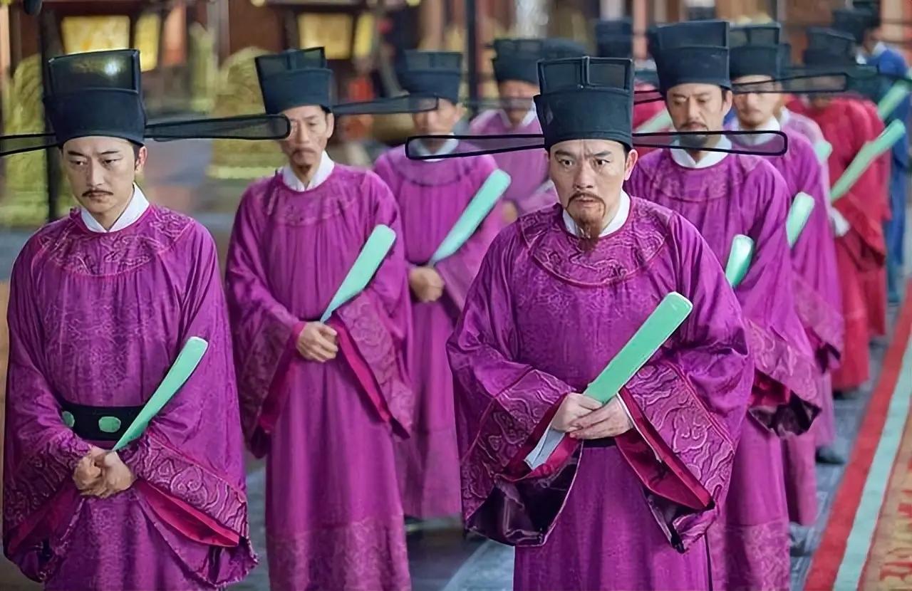 古代公务员也不好当，凌晨三点就得起床上朝，迟到还要挨板子。
唐朝那会儿，早朝规矩