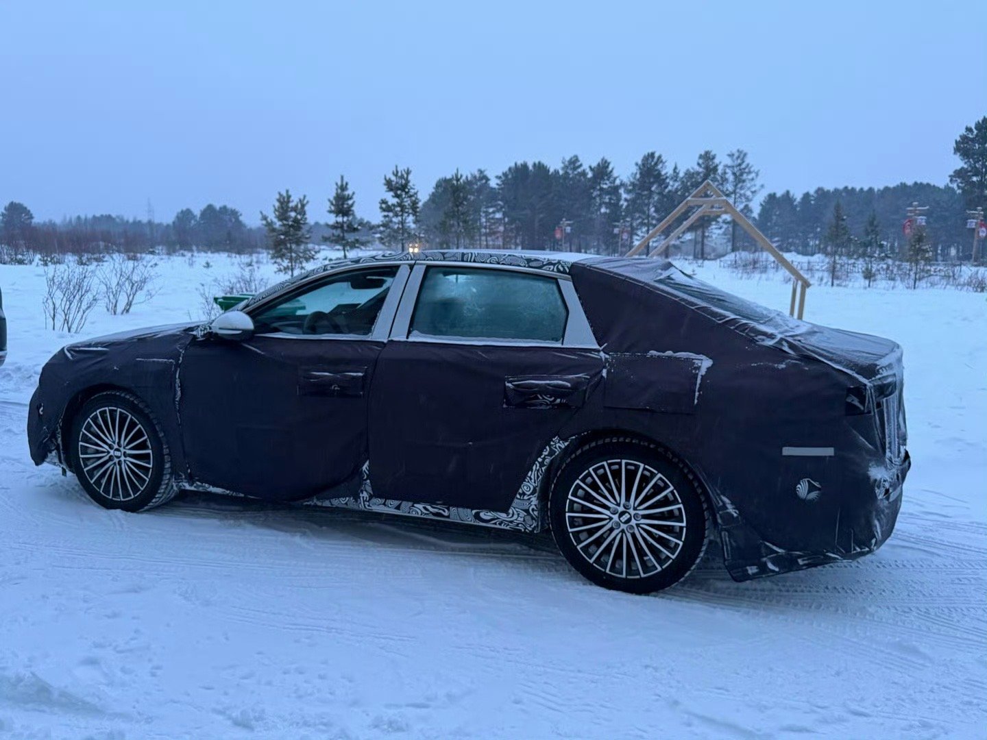 疑似星耀7谍照内饰比A7有一些变化，方向盘换成了M9新样式，仪表屏改为嵌入式有点