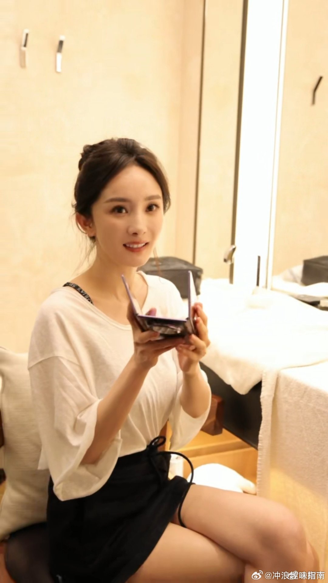杨幂撤回一个撞墙杨幂演示展翼三折叠的多种防窥方式，电子防护搭配机身折叠的物理防窥