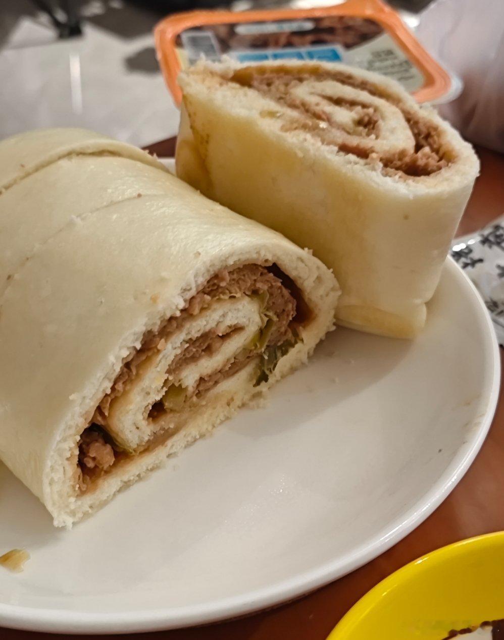 吃个肉笼，出发！连续出差开始，过两天要去拉力穿越敲期待！ ​​​
